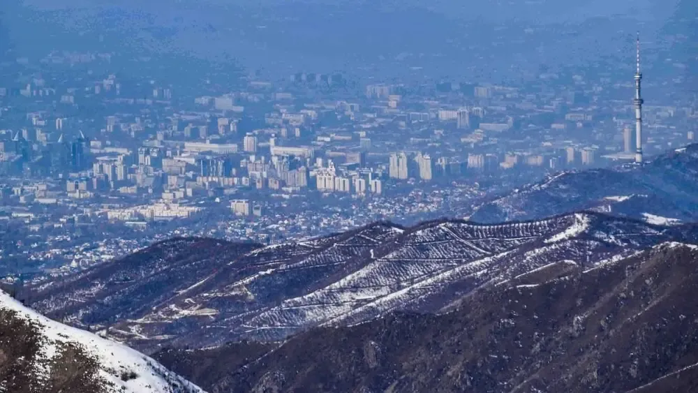 Almaty desde la pista desde la montaña