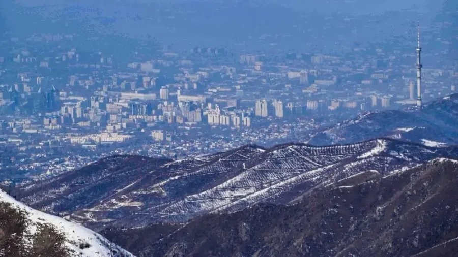 Vista de Almaty a los pies de las montañas nevadas, con la torre de televisión