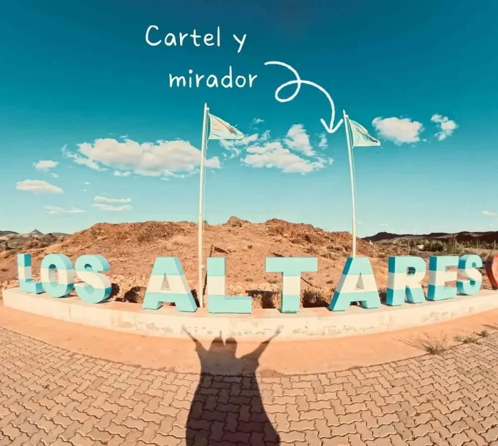 Letrero de Los Altares donde se ven las sombras de Cris y Sergio