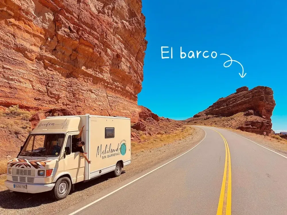Estructura rocosa con forma de barco en Los Altares, con nuestra camper en la Ruta 25 de Chubut a la espalda