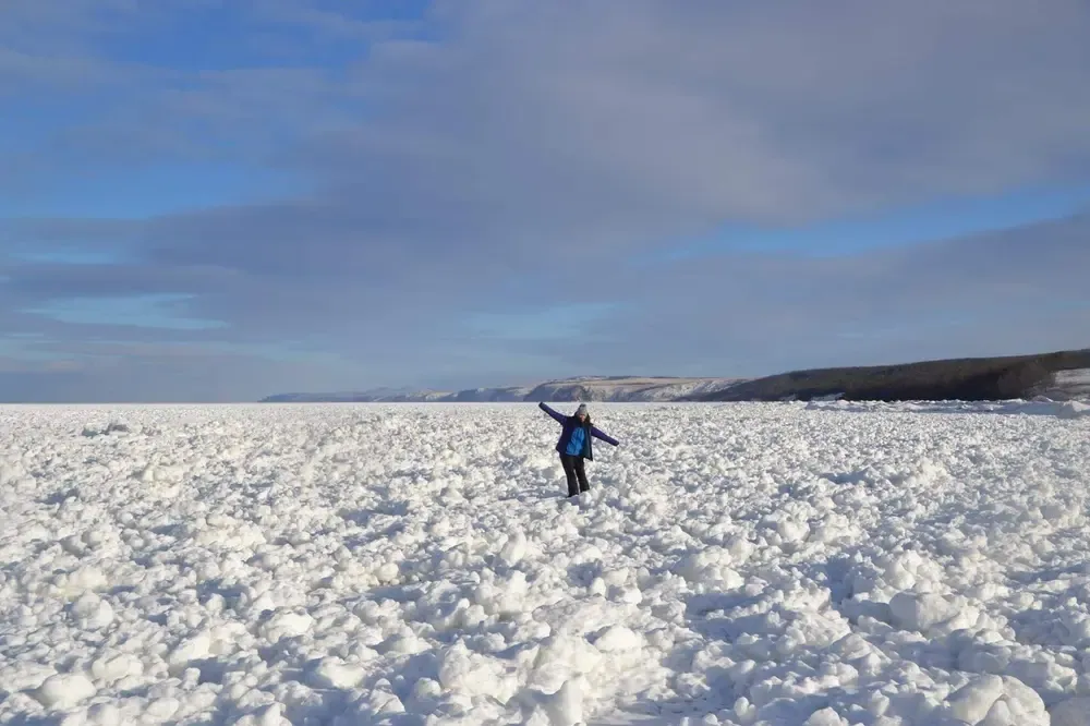 Caminando en las aguas heladas del lago Baikal