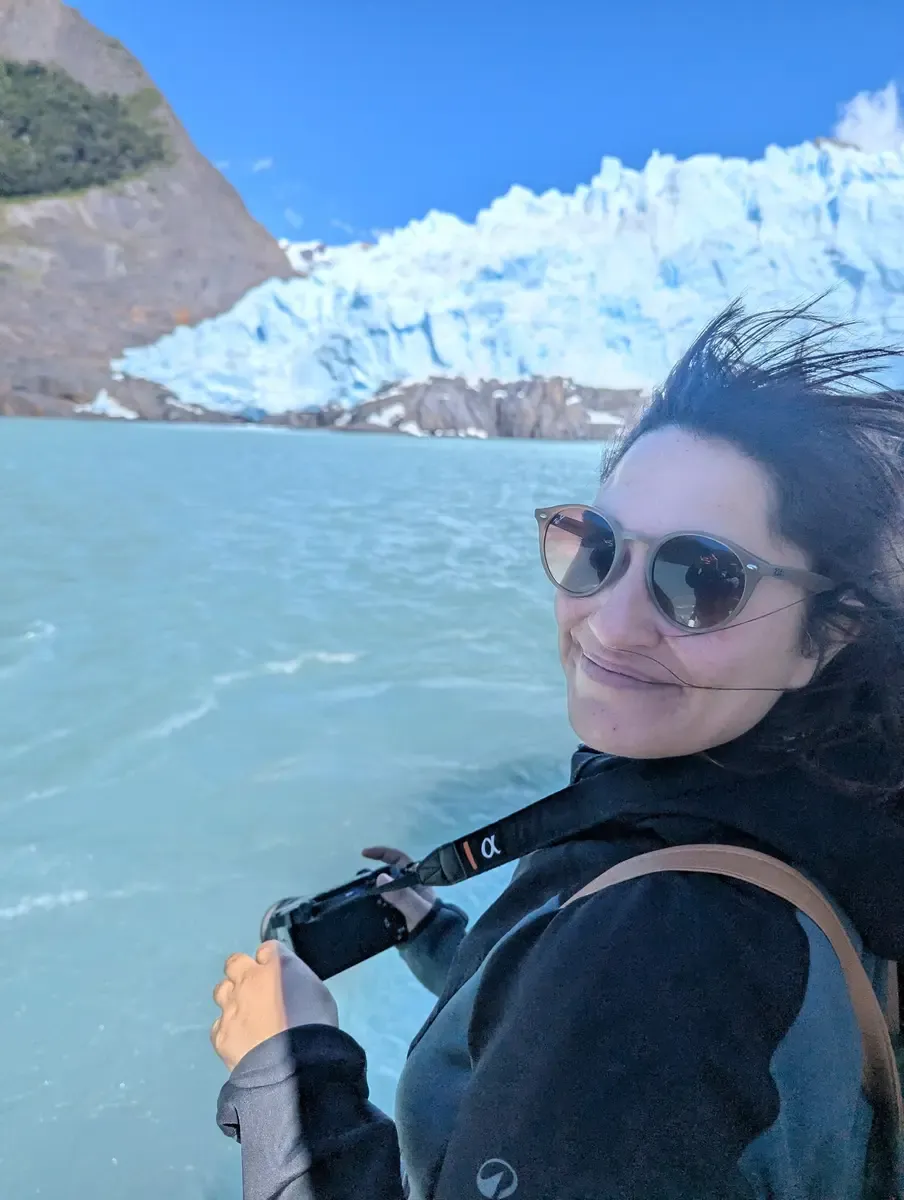 Cris durante la navegación frente al glaciar Spegazzini en El Calafate, Patagonia argentina