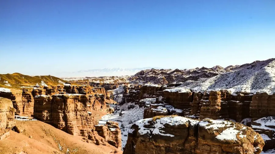 Cañón Charyn con paredes rojizas cubiertas de nieve