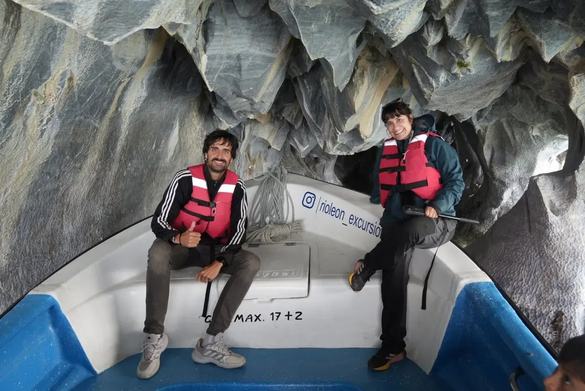 Sergio y Cris en una lancha dentro de las Capillas de Mármol
