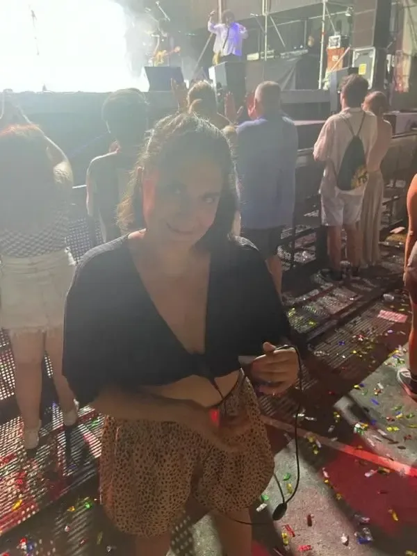 Cristina con el aparato multimic para recibir el sonido en el audifono