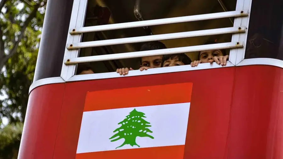 Bandera de Líbano con el cedro sobre una cabina de teleférico roja