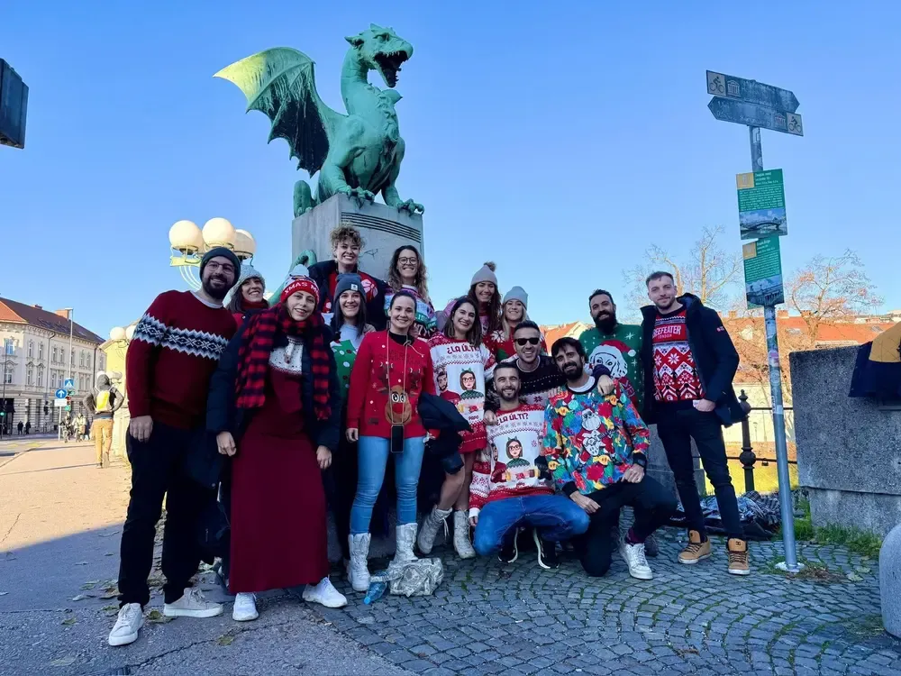 foto de grupo junto al El dragón de Liubliana (en esloveno Ljubljanski zmaj) forma parte del escudo de la ciudad desde la época barroca. Simboliza la fuerza, el valor y la sabiduría