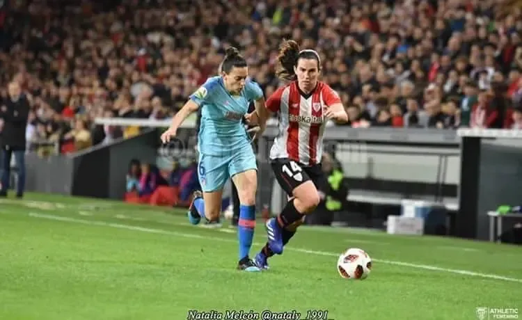 Eunate disputando un balón en carrera