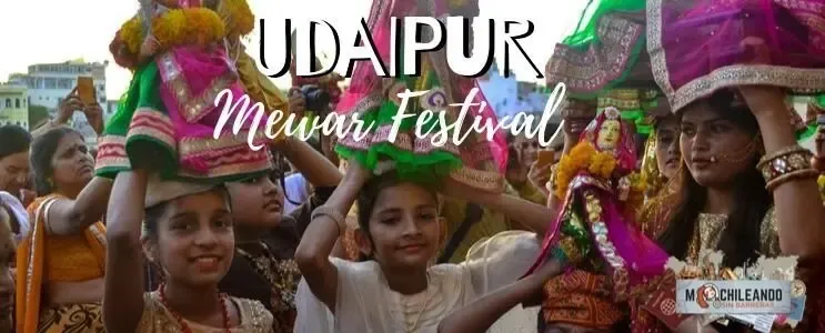 Niñas con trajes tradicionales en el festival Mewar de Udaipur