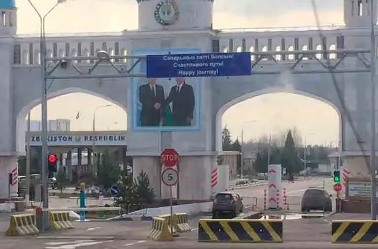Puerta de la frontera de Uzbekistán con retratos oficiales