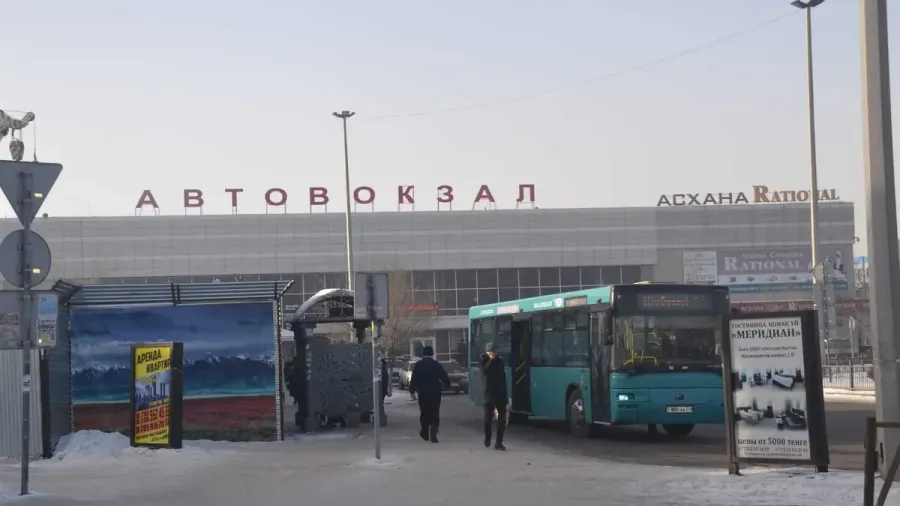 Estación de autobuses de Astaná con un autobús azul en un día de invierno