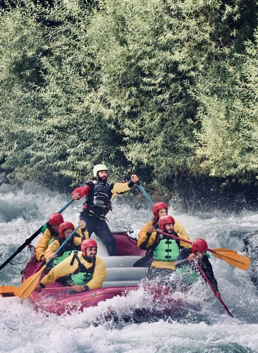 rafting en el río Futaleufú Chile rápidos aguas bravas grupo en balsa Patagonia