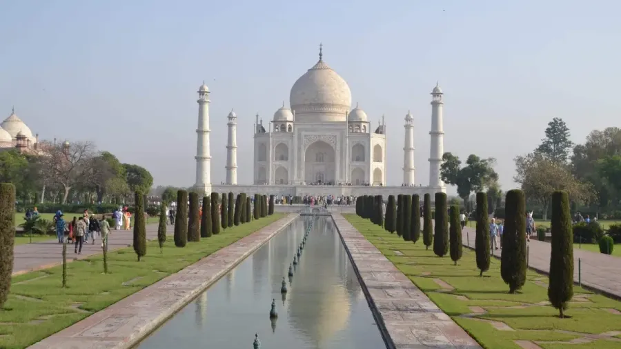 El Taj Mahal reflejado en el canal de los jardines