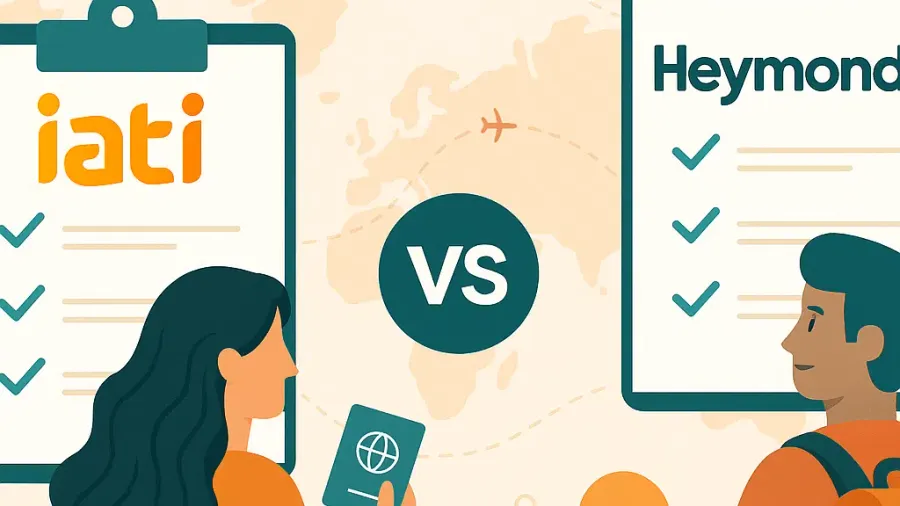Comparativa visual entre IATI y Heymondo con una viajera sosteniendo un pasaporte junto a un portapapeles con el logo de iati, un círculo central con 'VS' y un viajero con mochila junto a un portapapeles con el logo de Heymondo, sobre un fondo de mapa mundial con aviones