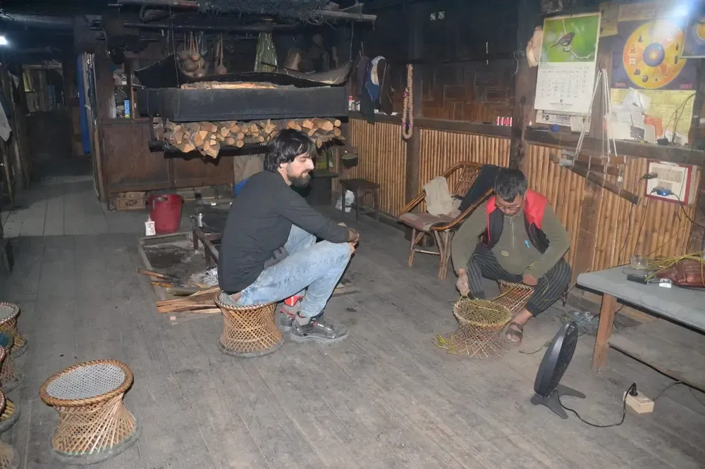 Viendo como se elaboran la silla tradicional de la tribu apatani