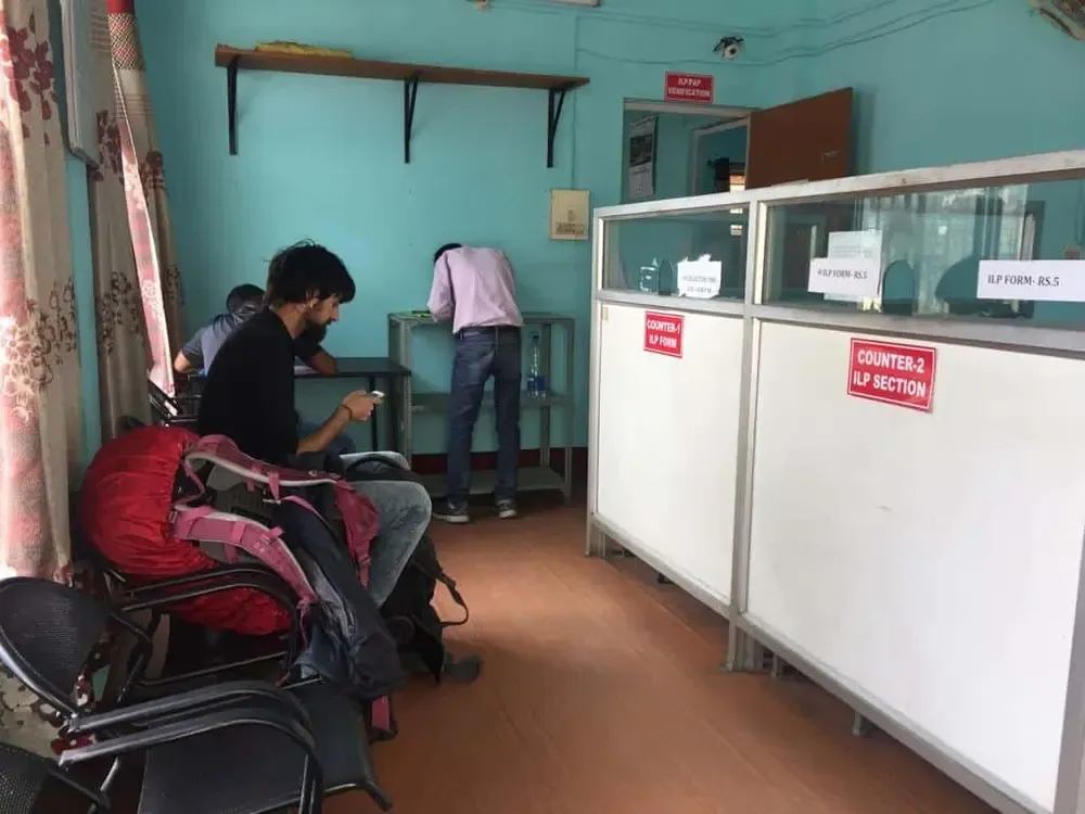 Sergi en las oficinas del comisionado de Arunachal Pradesh