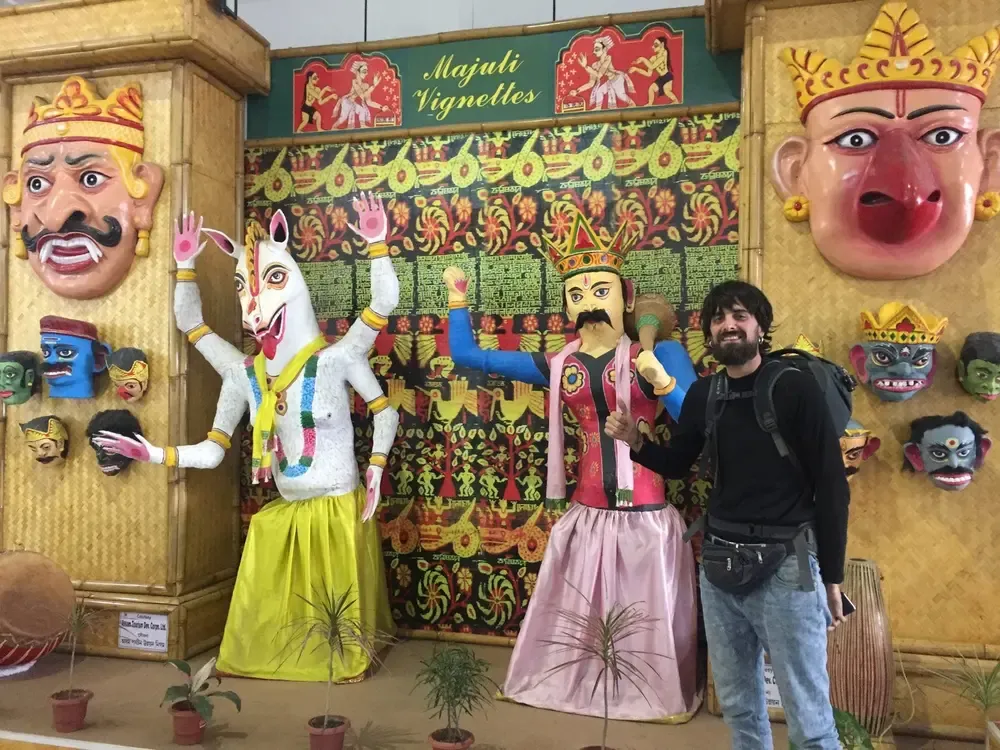 Bienvenida a a cultura de Assam en el aeropuerto de Guwahati