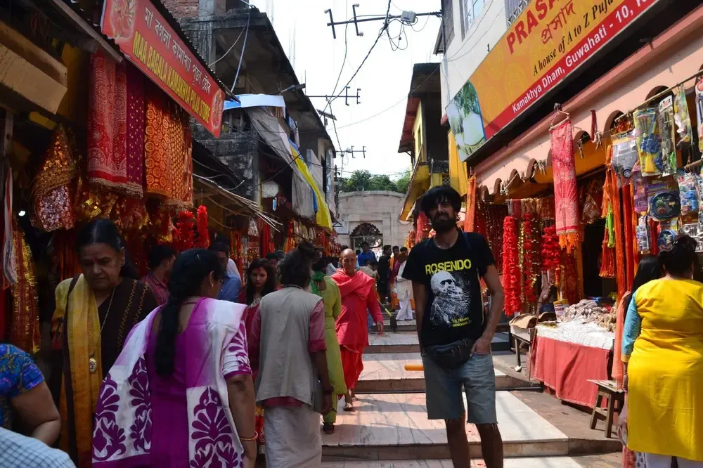Calle de entrada al templo decorada para el Holi