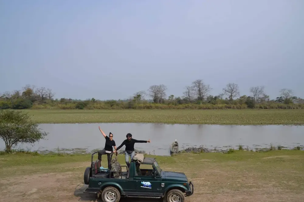 En nuestro Jeep al lado el lago en el safari