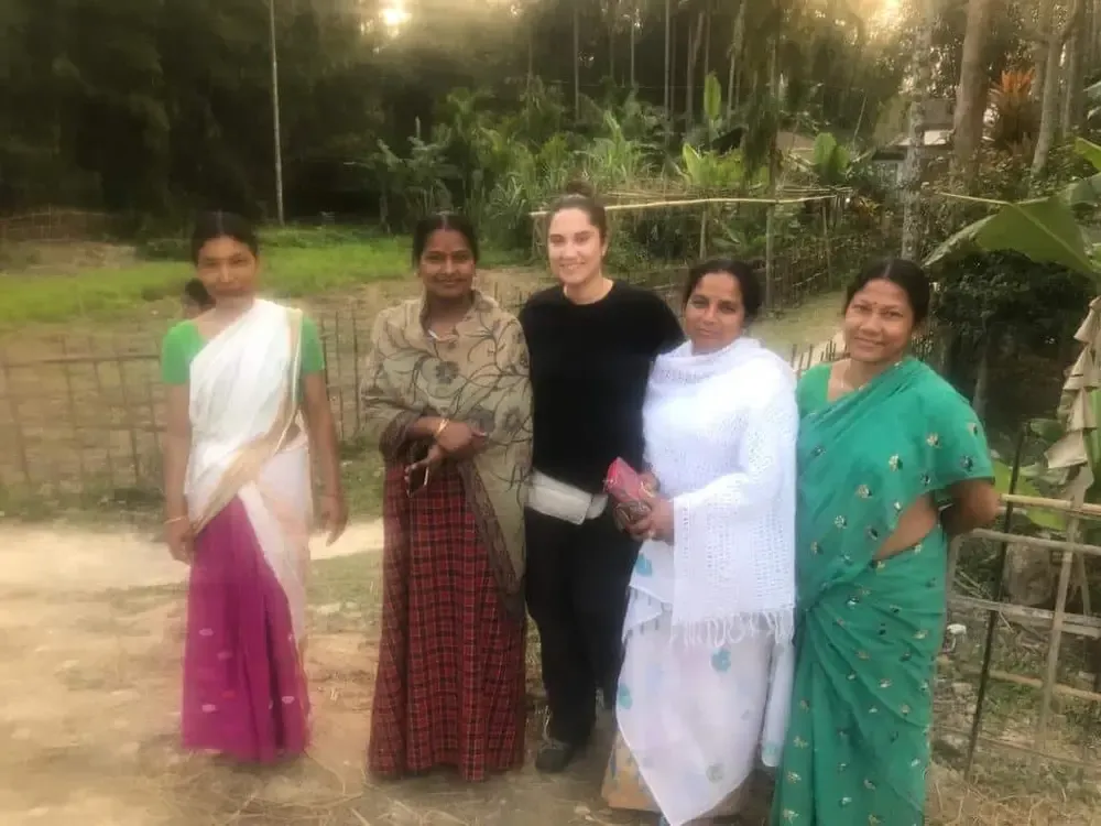 Cris junto a mujeres locales