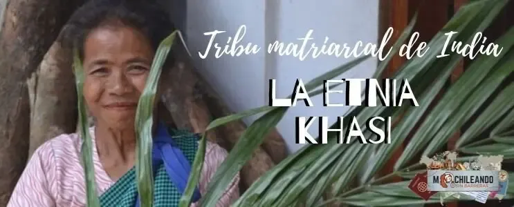 Mujer de la etnia khasi sonriendo, bajo el texto «Tribu matriarcal: la etnia Khasi»