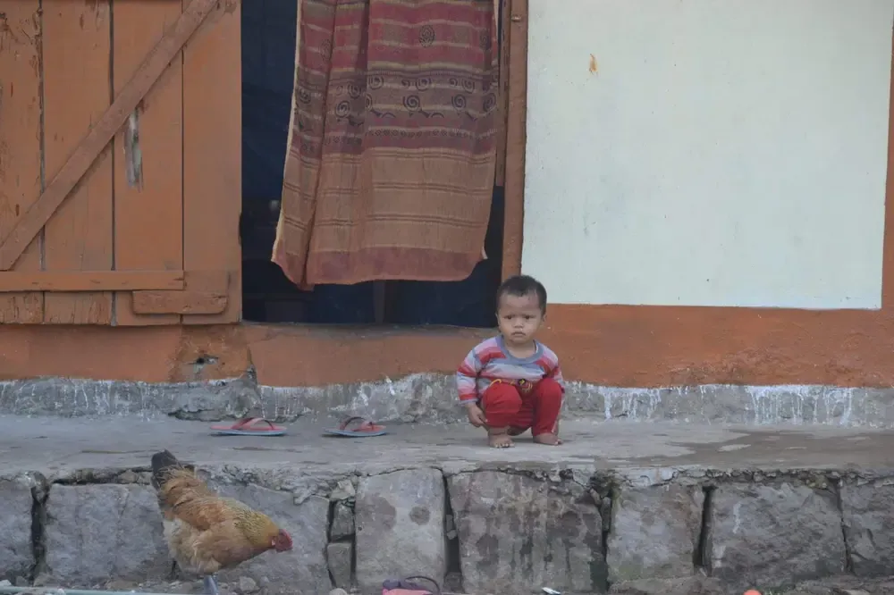 Niño de tribu khasi en Cherrapunji