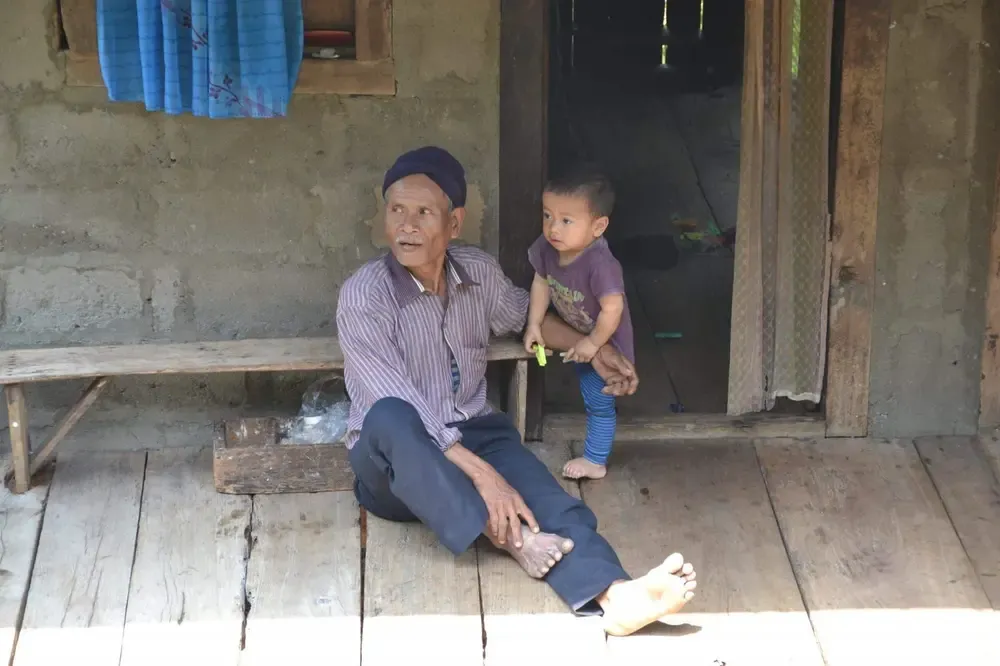 Hombre Khasi cuidando cuidando del hogar familiar