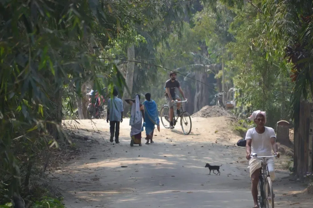 Disfrutando de la isla de Majuli en bici