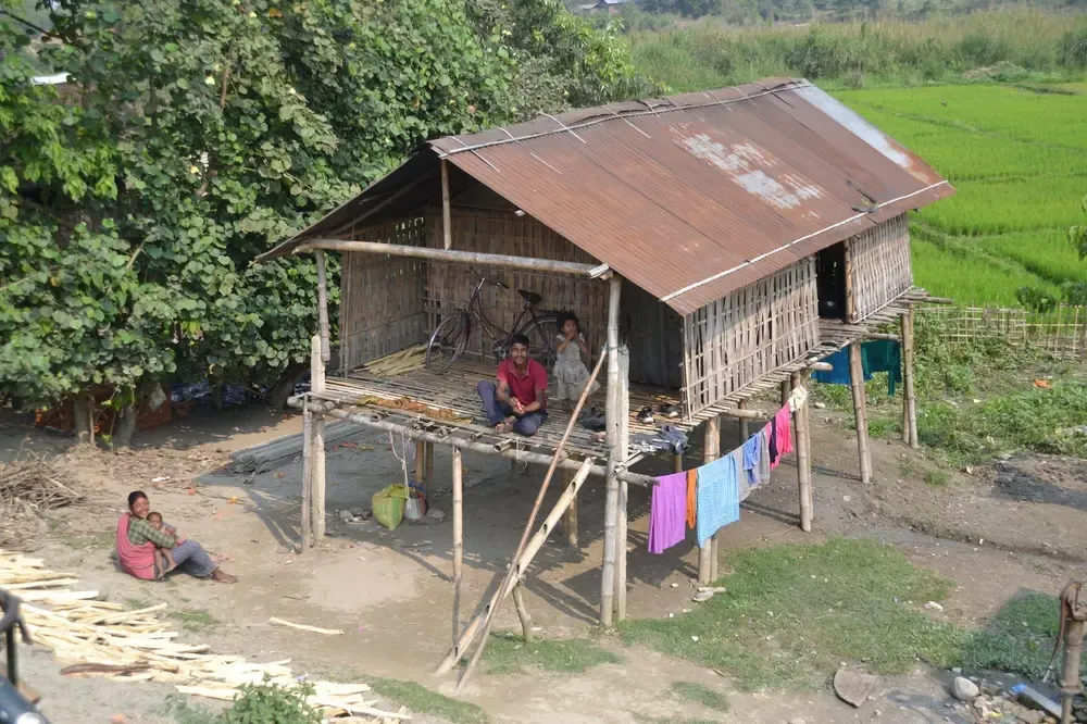 Familia en casa tradicional de Majuli