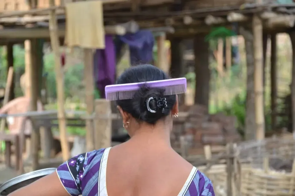 La moda de las mujeres de esta aldeas es ponerse un peine a modo de decoración en el pelo