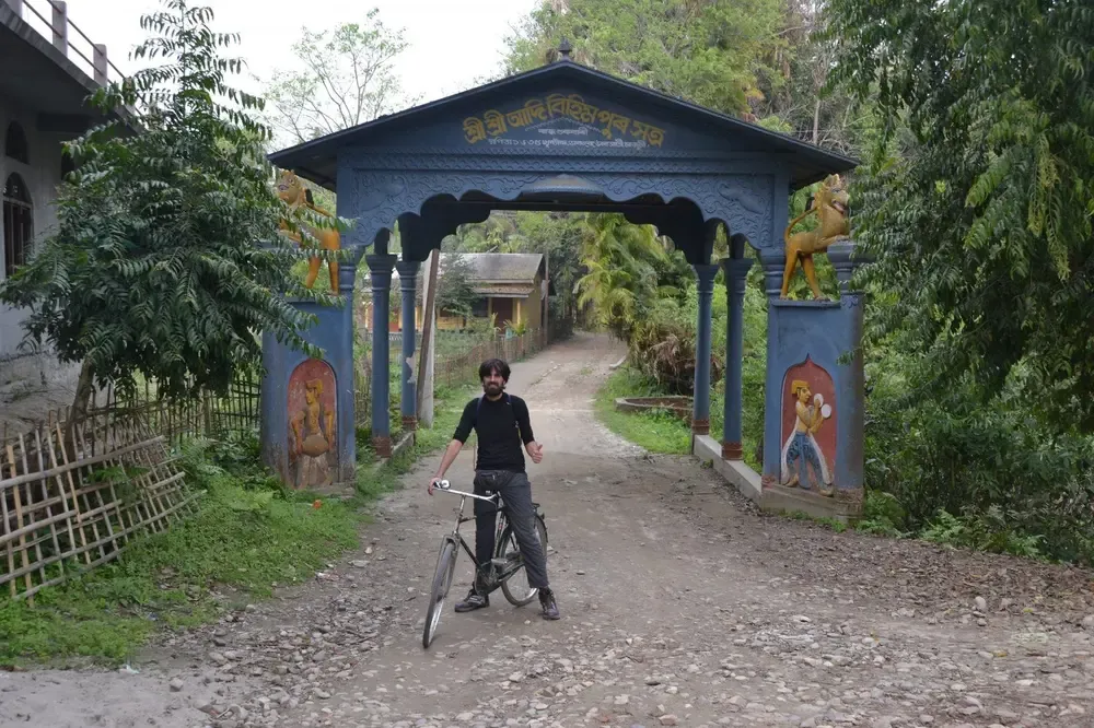 Puerta de entrada a una Satra en Majuli