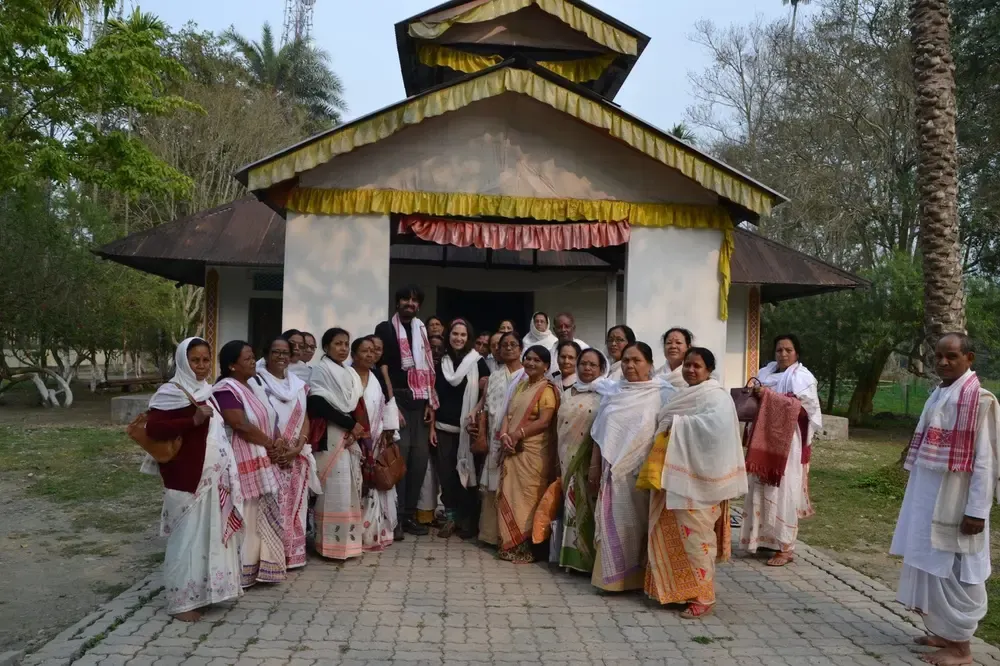 Posando con los peregrinos en la puerta de una Satra de Majuli