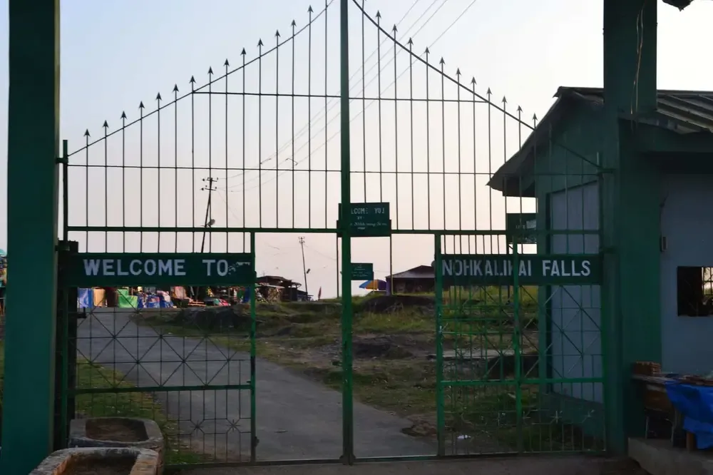 Puerta desde donde se accede al mirador y tiendas de souvenir