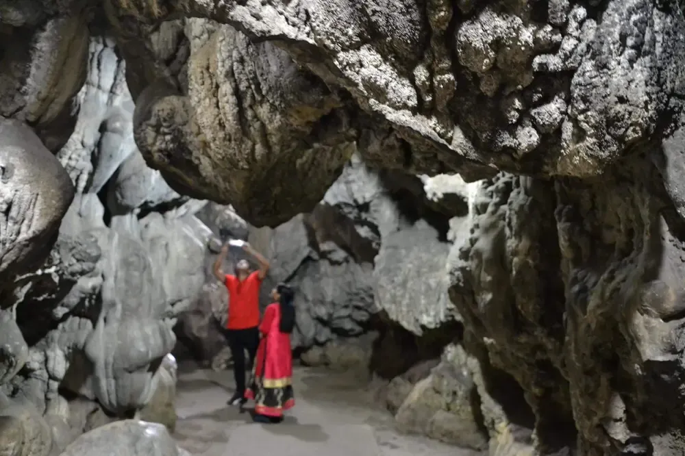 Interior cueva Mawsmai