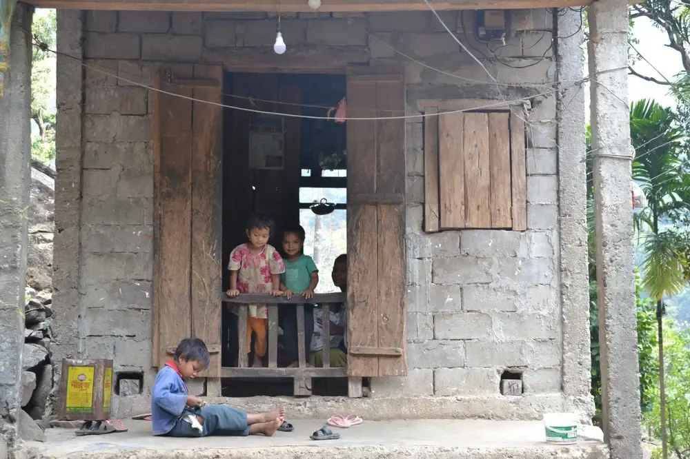 Niños en sus casas en Nongriat