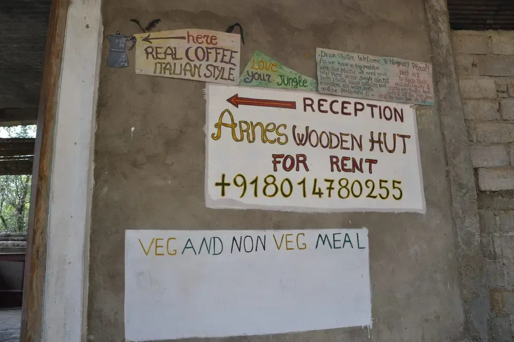 Cartel de una homestay de Nongriat. Número de teléfono por si alguien está interesado