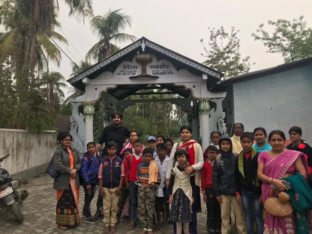 Foto con la excursión de un colegio en Majuli. No están acostumbrados a ver extranjeros por aquí.