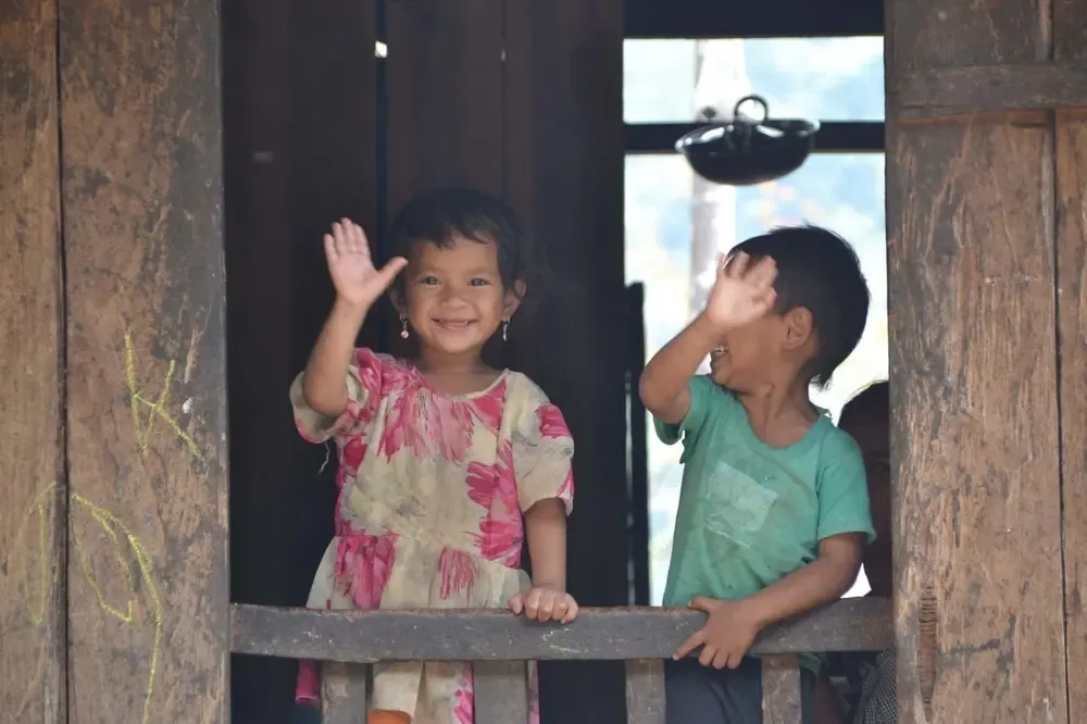 Niños de Nongriat saludando a los extraños