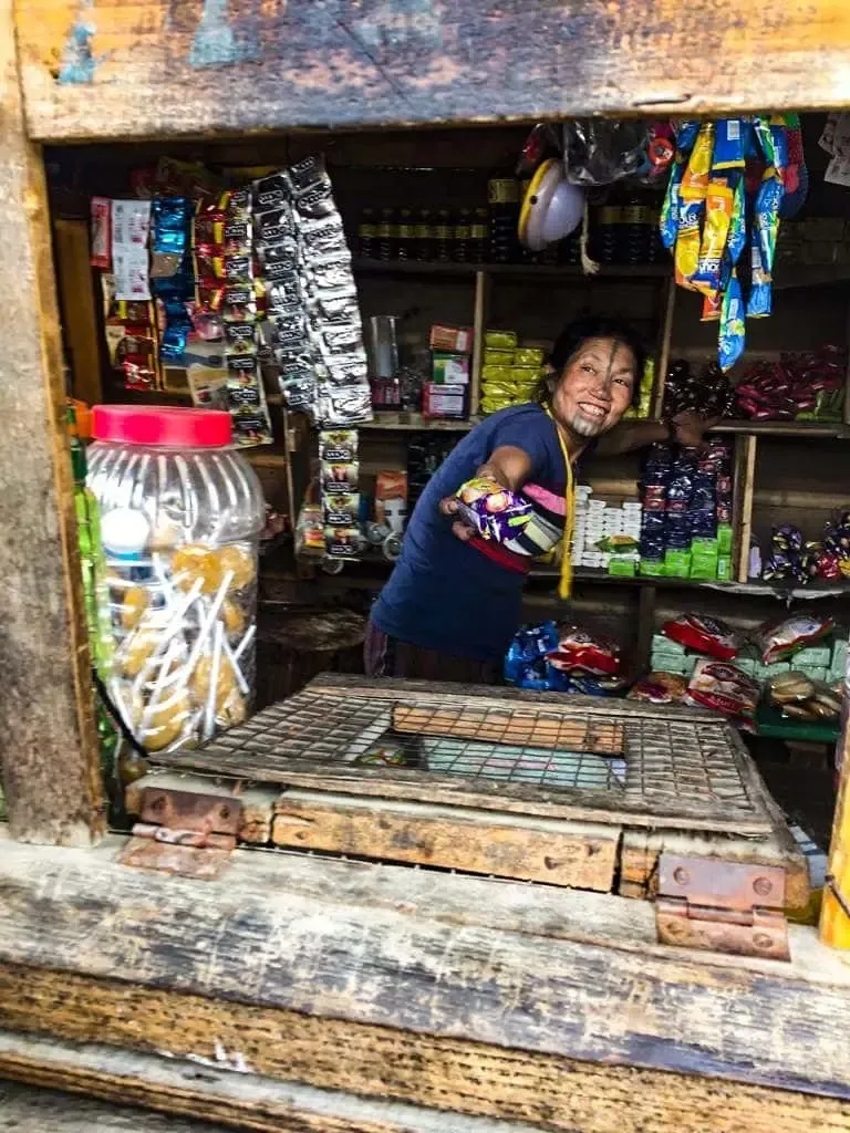 Mujer de la tribu Apatani en Ziro