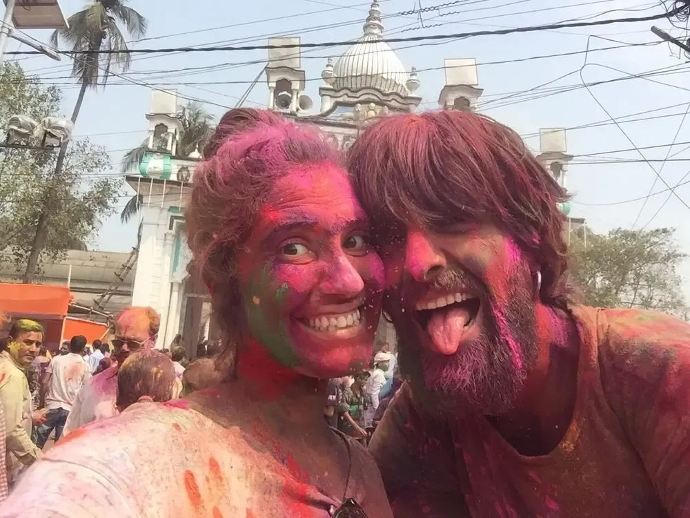 Celebrando en festival Holi en Barpeta, India