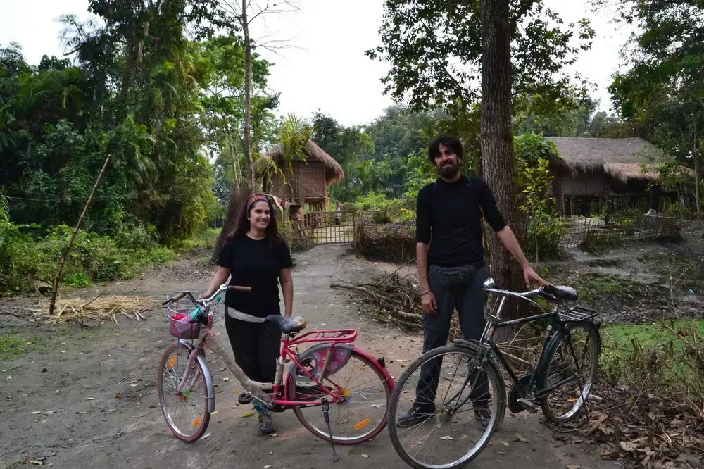 Recorriendo la isla de Majuli en bici