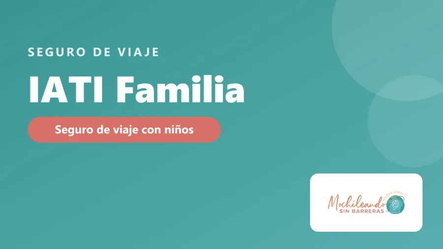 Portada con el texto «IATI Familia: seguro de viaje con niños» sobre fondo verde azulado y el logo de Mochileando sin Barreras