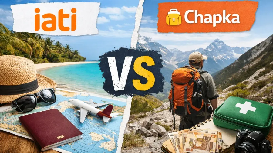 Comparativa visual IATI vs Chapka dividida en dos mitades: a la izquierda el logo de IATI sobre una playa tropical con sombrero de paja, gafas de sol, pasaporte, mapa y avión de juguete; a la derecha el logo de Chapka sobre una montaña con un mochilero, botiquín verde, cámara y billetes, con un 'VS' en el centro