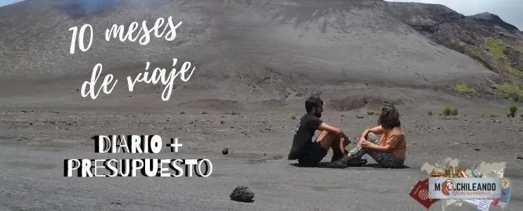 Pareja sentada en un paisaje volcánico gris