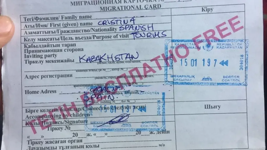 Tarjeta de migración de Kazajistán con un sello de registro gratuito
