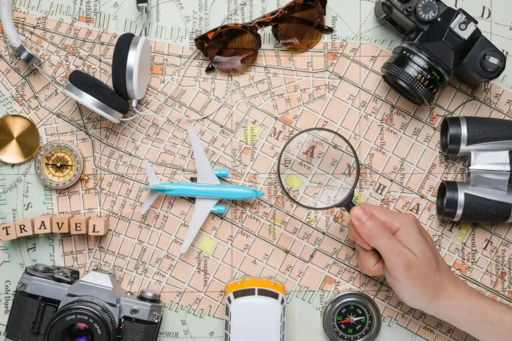 Tarjetas bancarias sobre mapa del mundo con dinero y pasaporte en una mesa de viaje