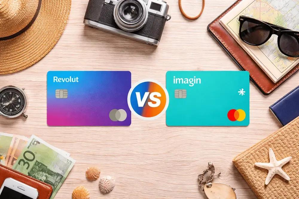 Tarjetas Revolut e imagin sobre mesa con mapa, dinero y accesorios de viaje