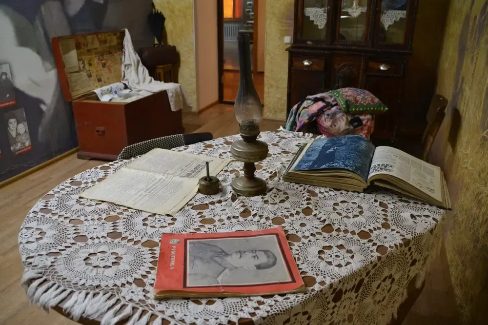Mesa con periódico del Karlag