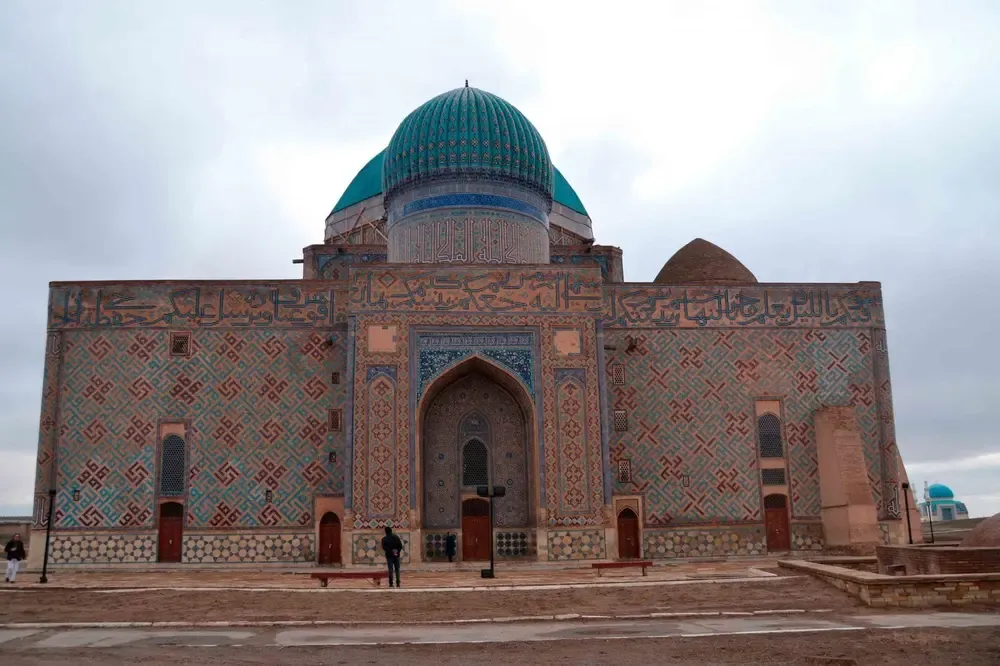 Mausoleo por la puerta de atrás
