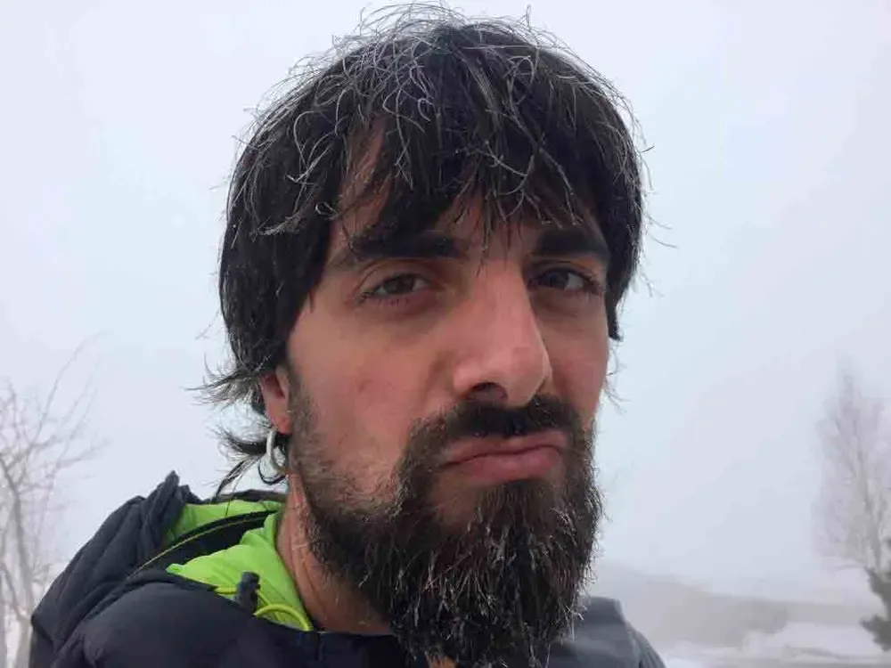 Sergi con el pelo y barba congelada